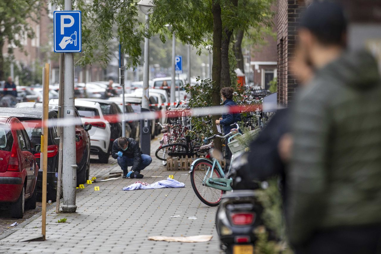 Politie doet dinsdag onderzoek in de Vechtstraat in de Amsterdamse Rivierenbuurt, nadat een man gewond is geraakt bij een schietincident. Niet veel later worden er driehonderd meter verderop weer kogels afgevuurd.