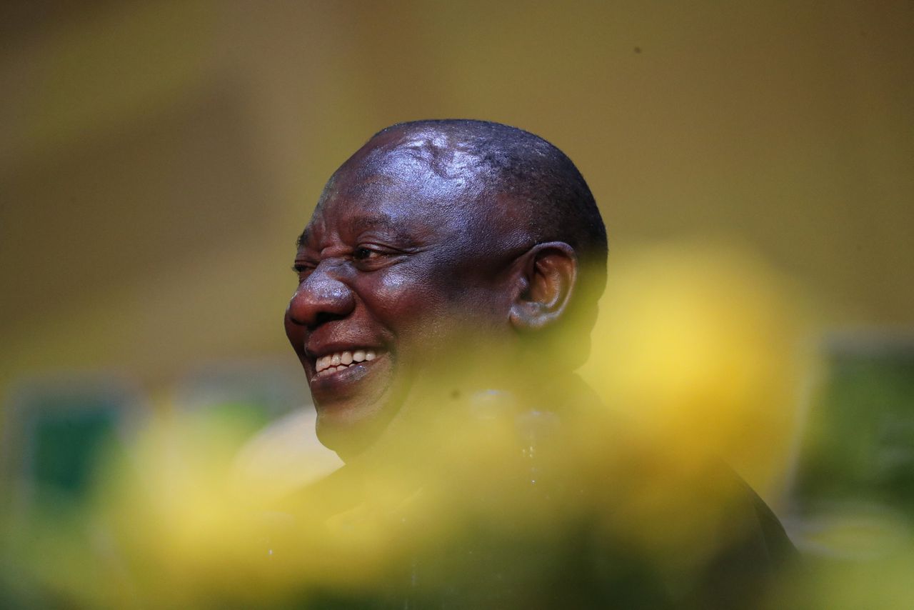 Omstreden Ramaphosa mag blijven als ANC-leider 