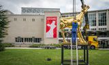Posizionamento del Grande Vitello d'Oro, icona del Dutch Film Festival (NFF) allo Stadschouwburg Utrecht.
