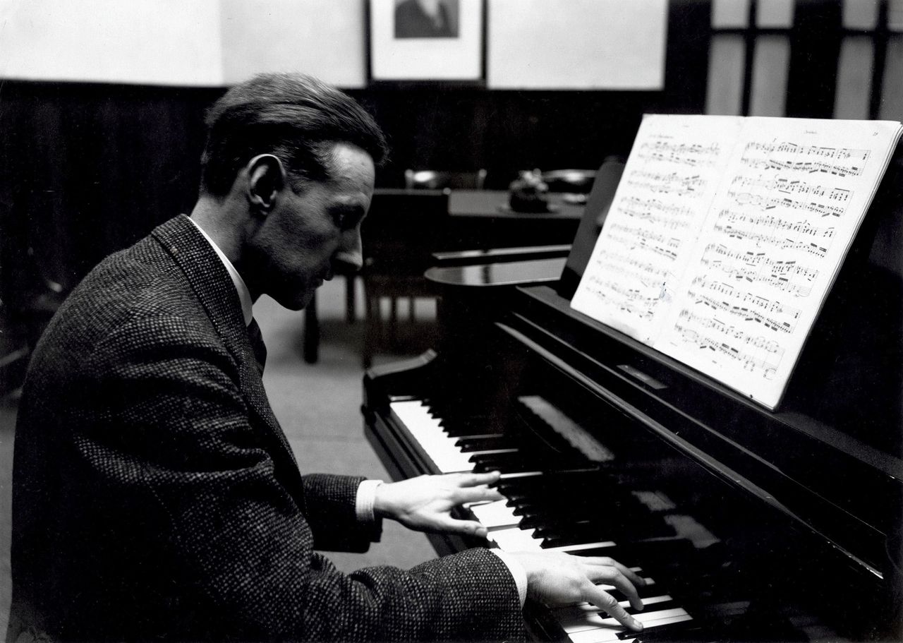 De Nederlandse componist Willem Pijper (1894-1947) aan de piano
