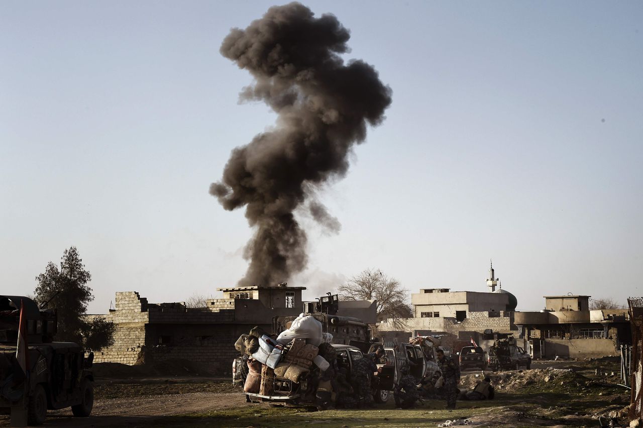 Iraaks leger bombardeert voor het eerst IS-doelen in Syrië 