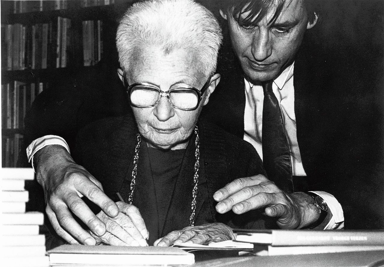 Ida Gerhardt signeert haar bundel De adelaarsvarens in boekhandel Van Someren en Ten Bosch, in november 1988, terwijl Ad ten Bosch meekijkt.