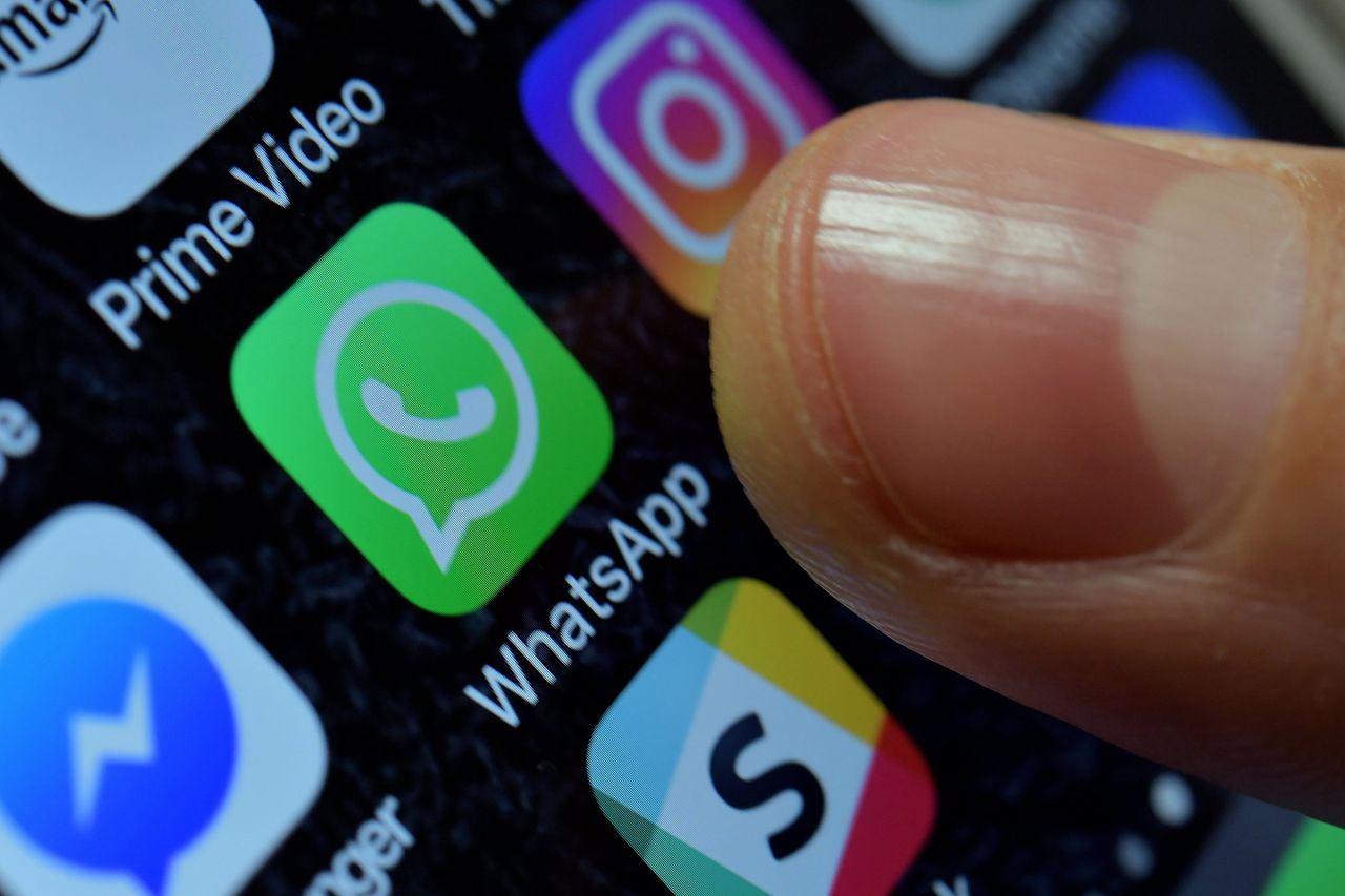 WhatsApp-eigenaar Facebook bekijkt de mogelijkheden om op meer platforms betaaldiensten te introduceren.