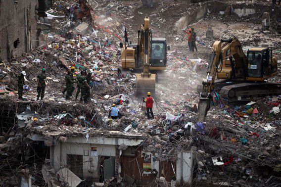 De resten van de ingestorte fabriek in Dhaka, Bangladesh. Uit onderzoek blijkt dat de slechte bouwconstructie en het overtreden van bouwvoorschriften mede de oorzaak waren van de ineenstorting.