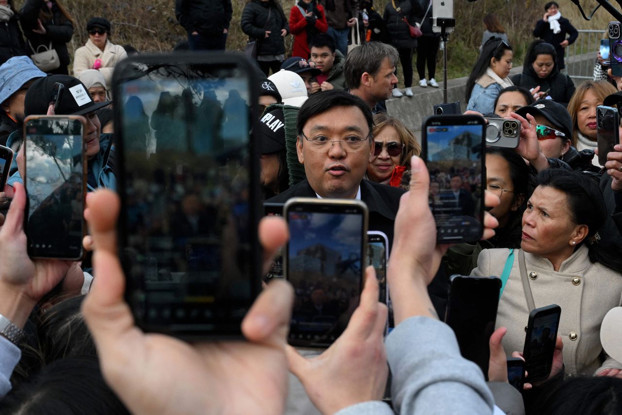 Voormalig woordvoerder Harry Roque van de Filippijnse oud-president Rodrigo Duterte stond vrijdag de pers te woord bij het Internationaal Strafhof in Den Haag.