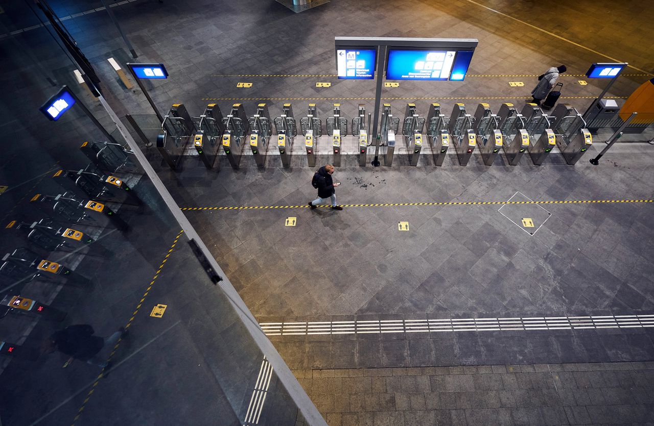 Een vrijwel lege hal van Den Haag Centraal. Op het dieptepunt van de coronacrisis was NS vorig jaar zo’n 90 procent van zijn passagiers kwijt.