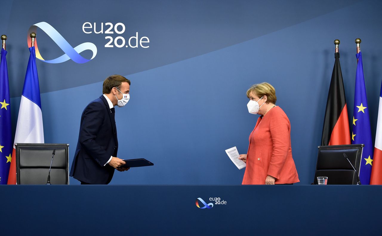 De Franse president Emmanuel Macron en de Duitse bondskanselier Angela Merkel afgelopen dinsdagochtend na afloop van de EU-top bij het begin van een gezamenlijke persconferentie.