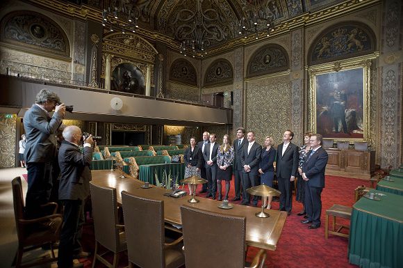 Voor aanvang van de installatie van de nieuwe Eerste Kamerleden, worden de PVV-fractieleden door een viertal fotobureaus gefotografeerd. Foto NRC / Roel Rozenburg
