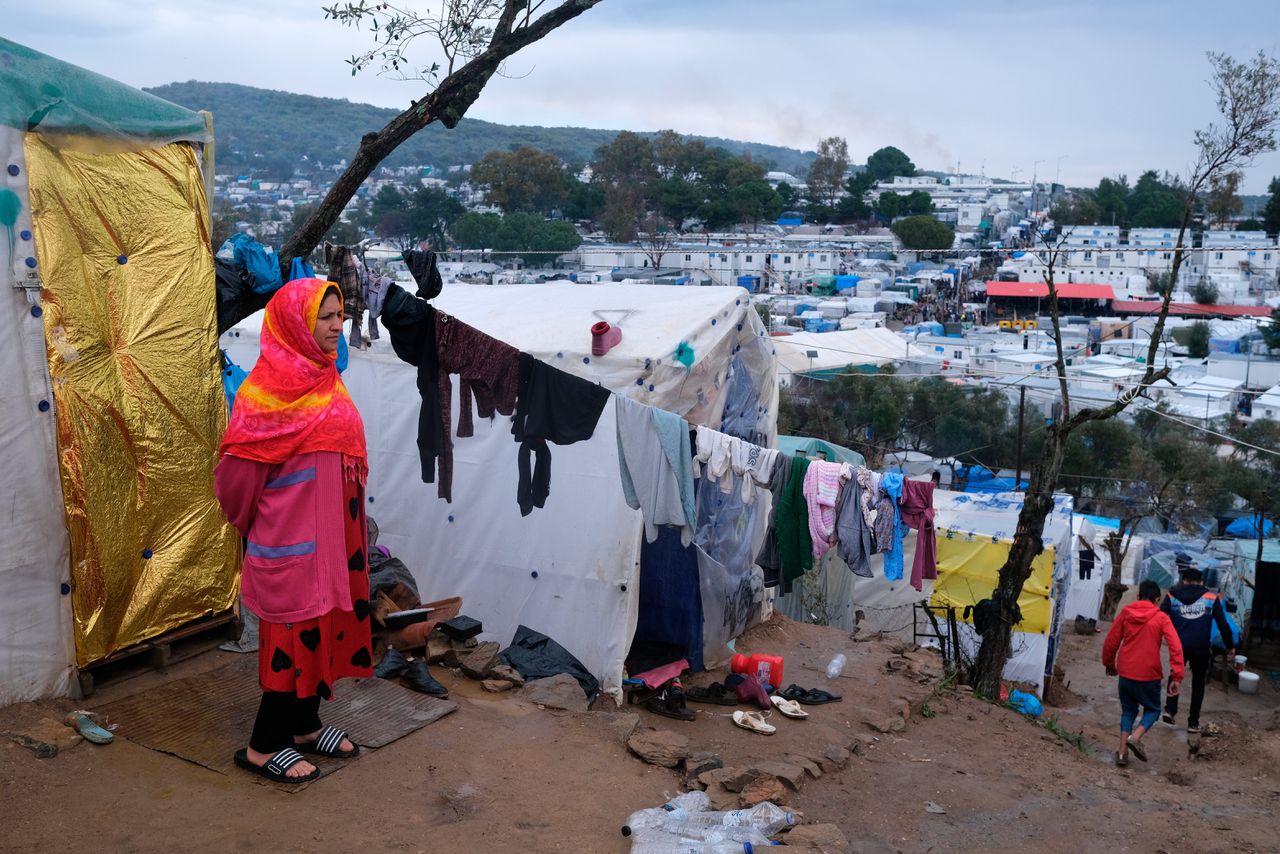 Geïmproviseerde tenten aan de rand van vluchtelingenkamp Moira op Lesbos, 11 maart.