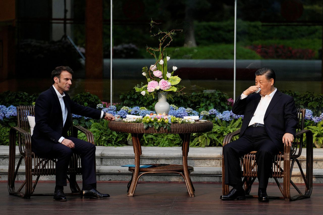 Macron, die dinsdag en woensdag op staatsbezoek is in Nederland, dronk vrijdag nog thee met de Chinese president Xi Jinping.