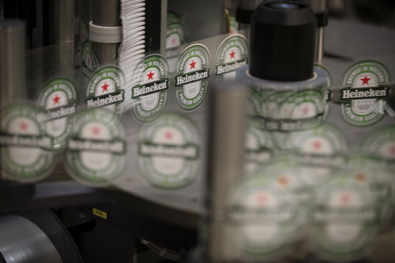 Etiketjes in de Heineken-fabriek in Zoeterwoude