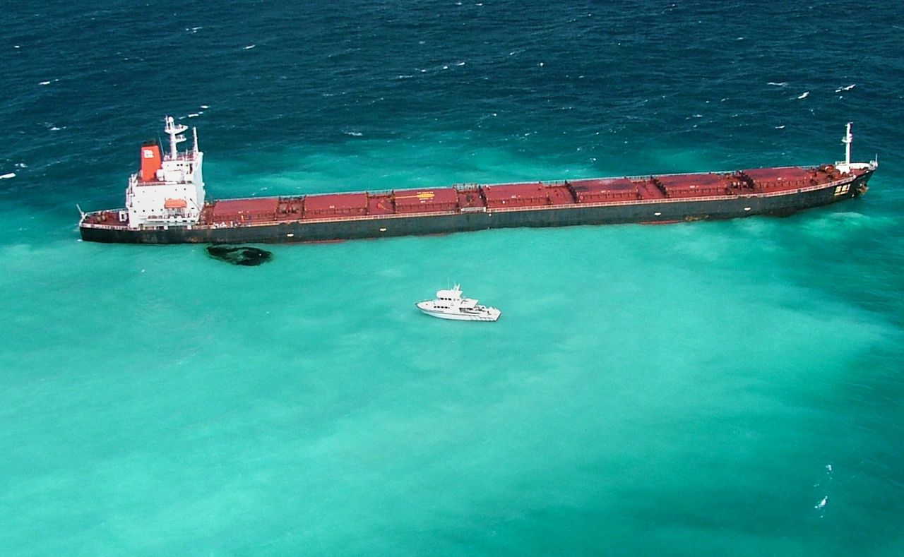 Foto AFP This handout photo released on April 5, 2010 and taken on April 4 by the Queensland Government shows a small amount of oil leaking from the Chinese coal carrier the Shen Neng 1 after the vessel ran aground near Australia's Great Barrier Reef off the coast of the state of Queensland late on April 3. Australian authorities were attempting on April 5, 2010 to stabilise the stranded Chinese coal carrier which is threatening to break up on the Great Barrier Reef and spill more oil into the pristine waters. AFP PHOTO / RESTRICTED TO EDITORIAL USE / Queensland Government / HO
