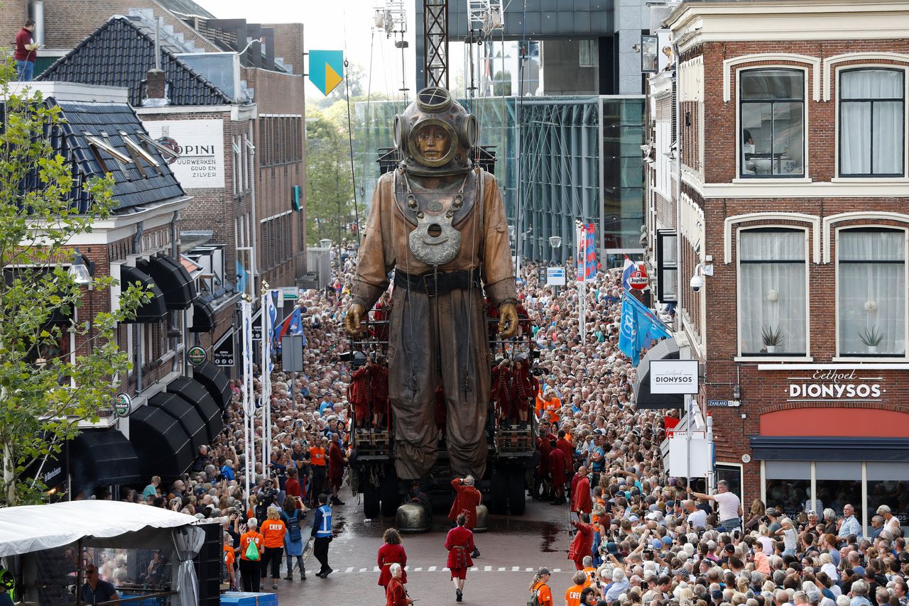 Tienduizenden bezoekers voor de Reuzen in Leeuwarden 
