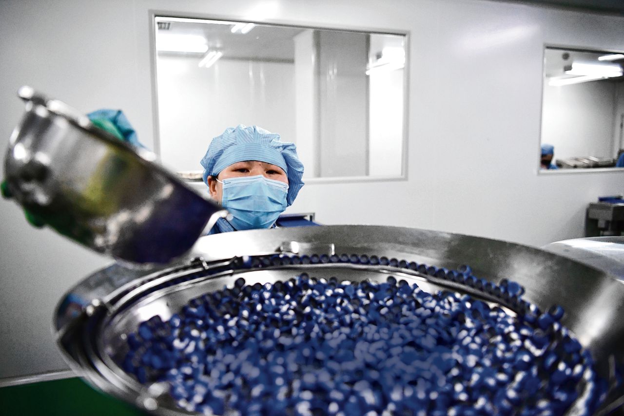 De productie van verschillende medicijnen in fabrieken in Nantong City, China. China is ’s werelds grootste producent van grondstoffen voor geneesmiddelen.
