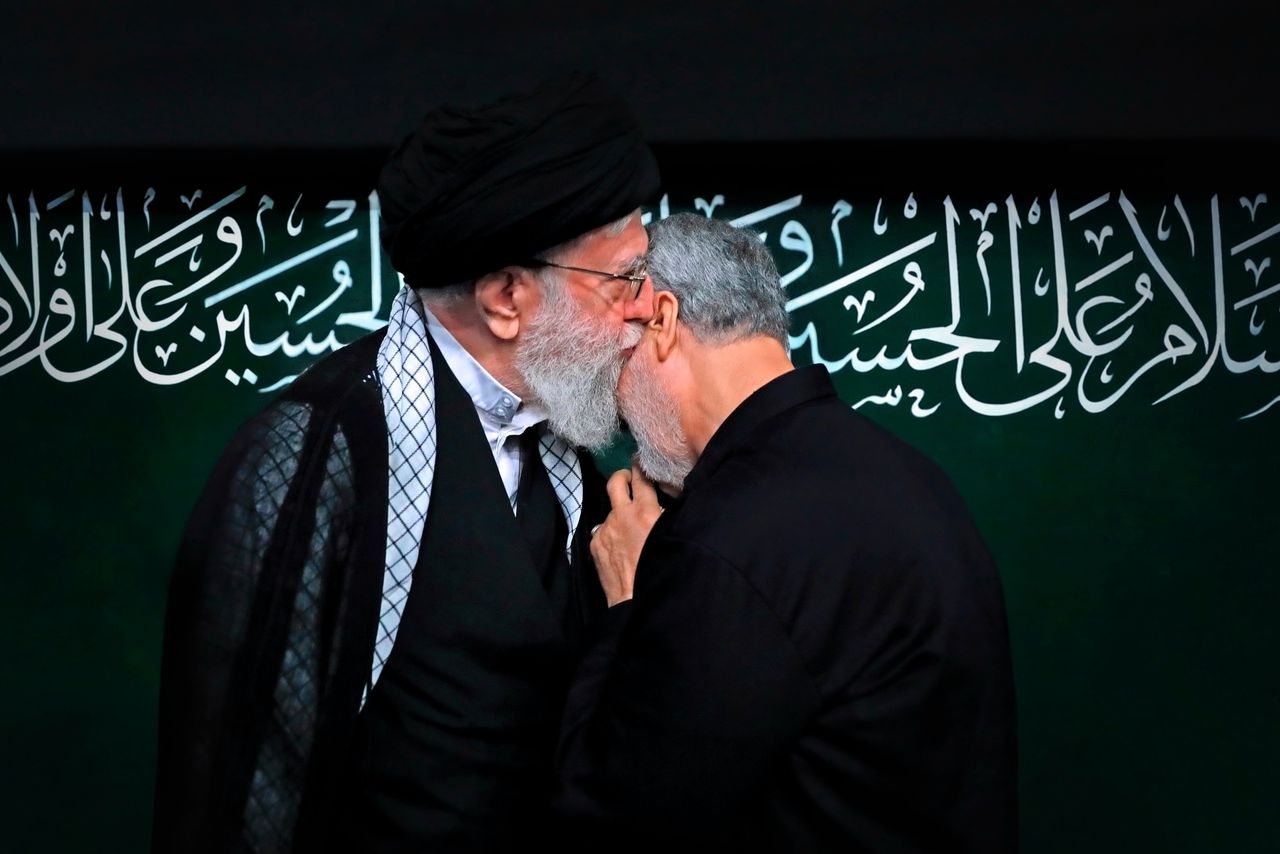 Ayatollah Ali Khamenei kust de vrijdag geliquideerde generaal Soleimani. Sinds zijn dood lopen de spanningen tussen Iran en de Verenigde Staten hoog op.