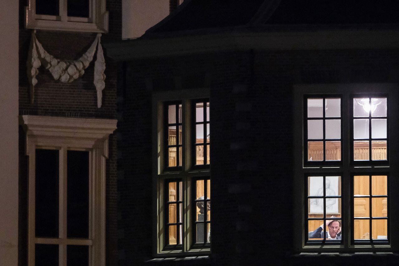 Fractieoverleg van de coalitiepartijen over de toeslagenaffaire. Premier Mark Rutte bij het Torentje, 14 januari.
