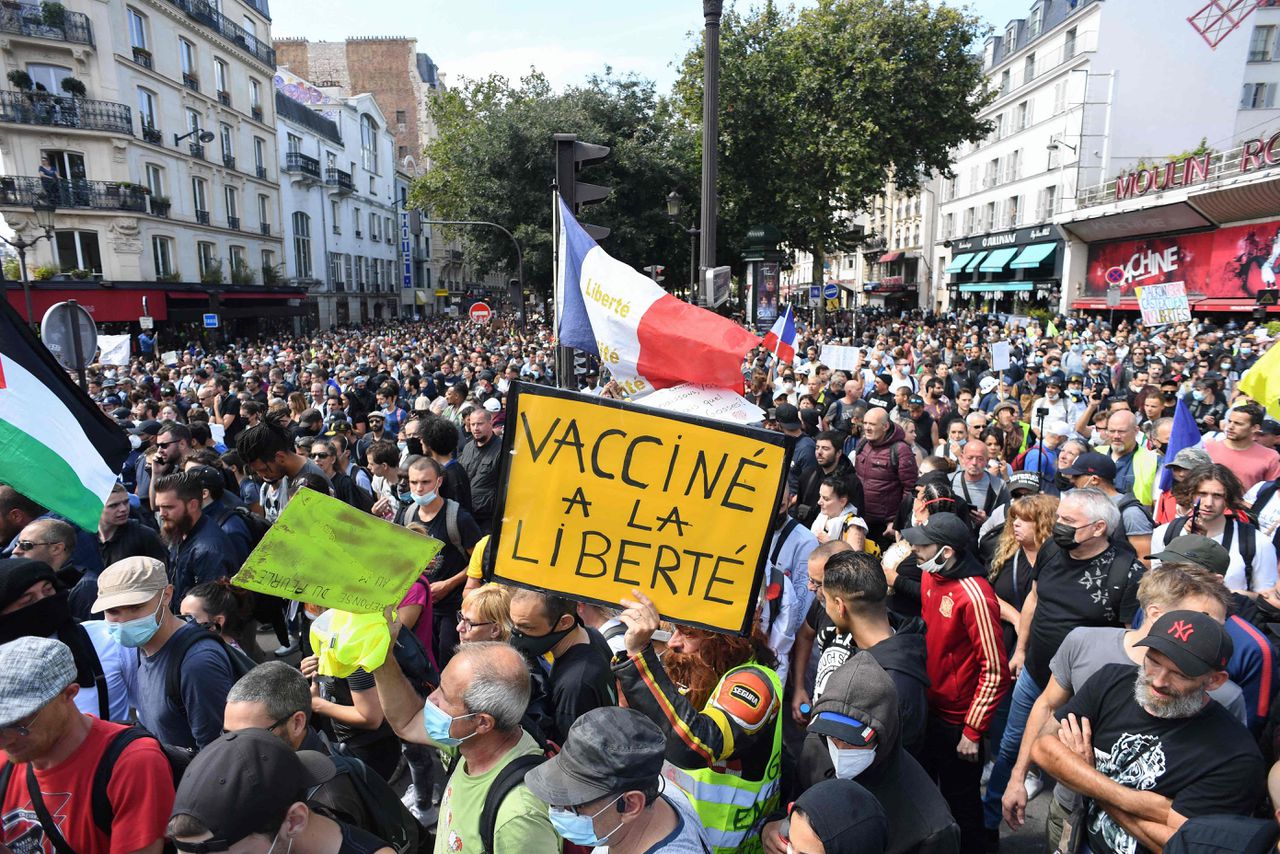 Demonstratie tegen verplichte vaccinaties op 31 juli in Parijs. Afgelopen zaterdag waren er bij demonstraties in heel Frankrijk 237.000 mensen op de been.