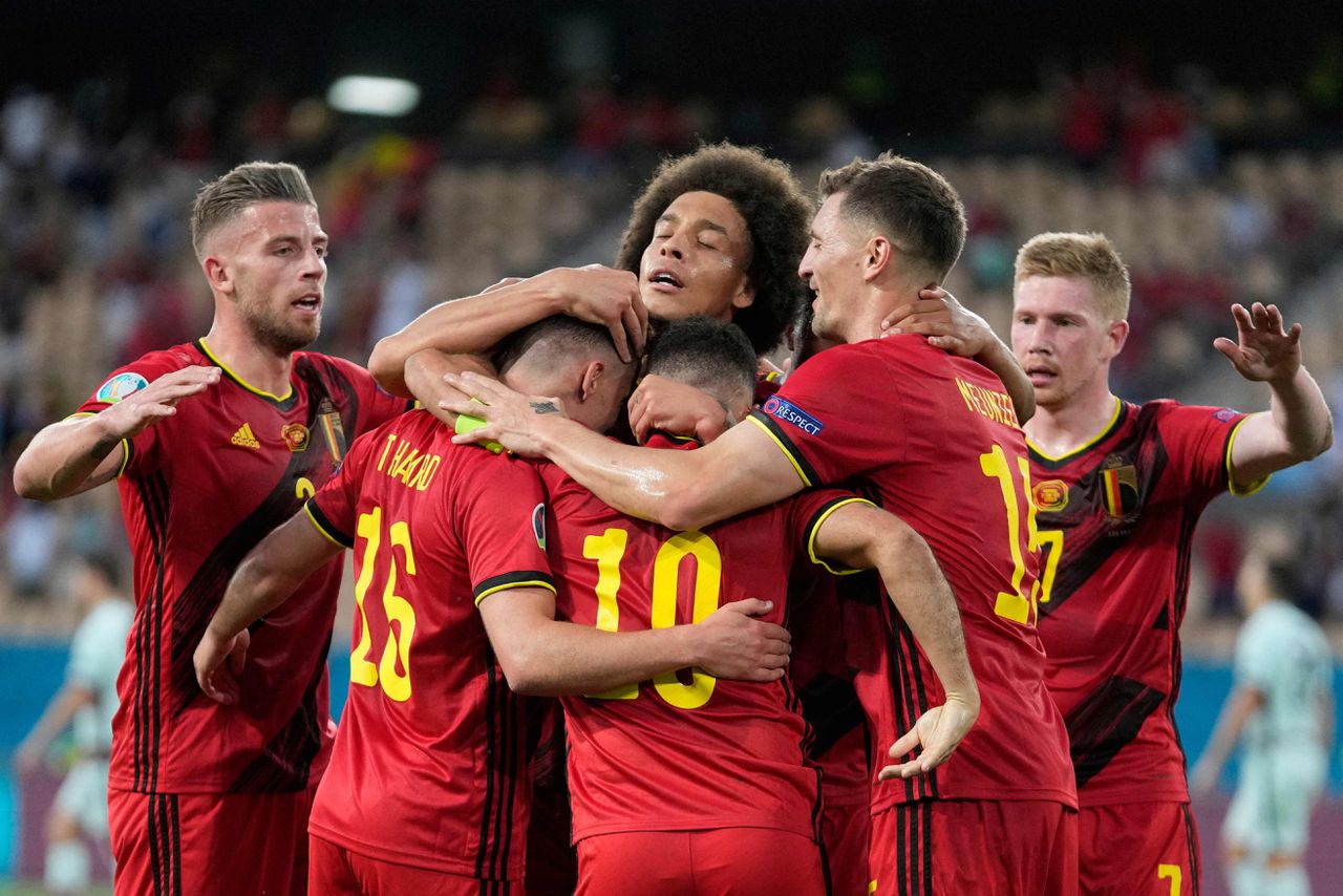 België viert de 1-0 van Thorgan Hazard.