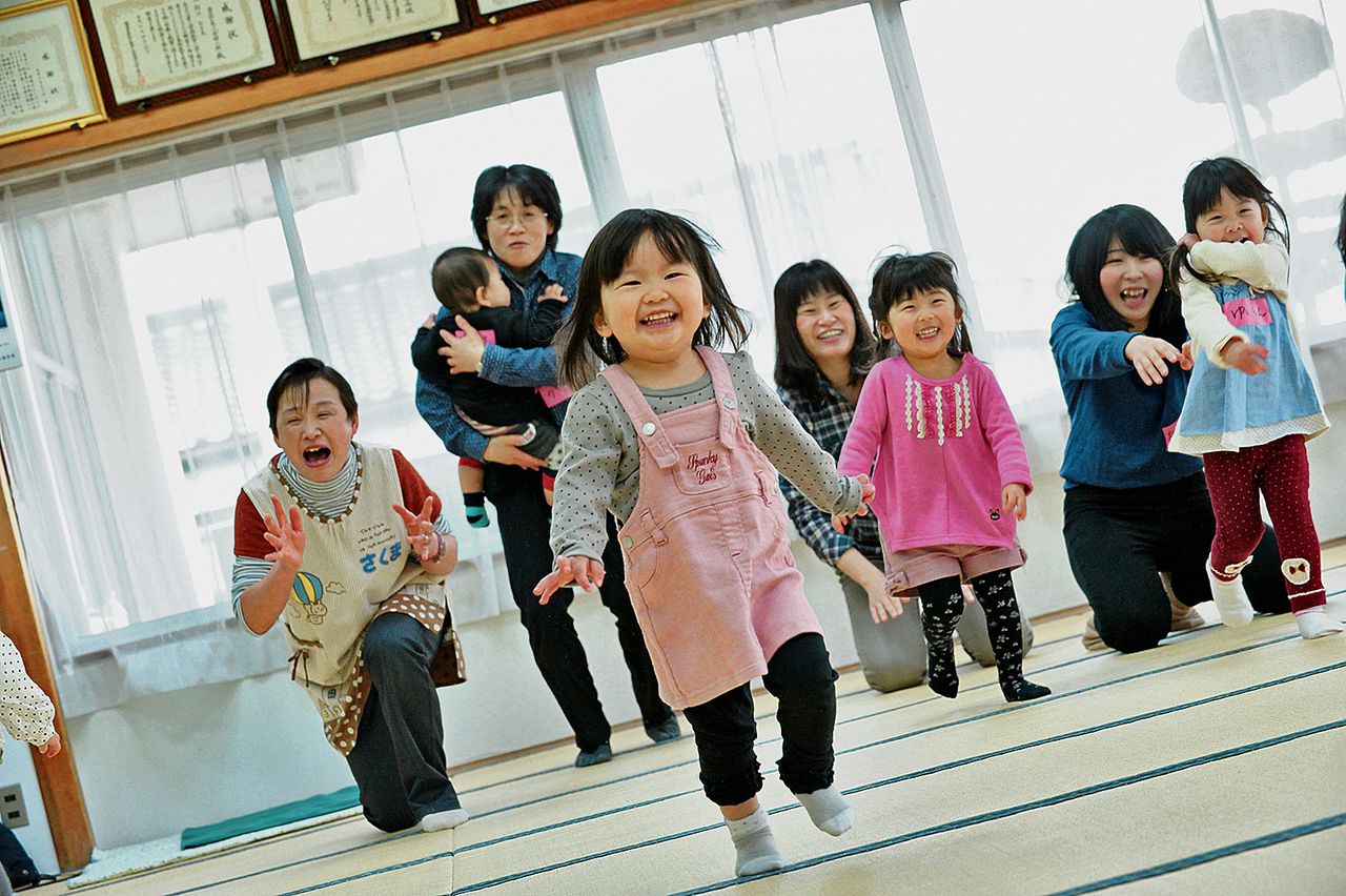 Kinderen en hun moeders ontvangen psychologische hulp in een peuterspeelzaal, nabij de kerncentrale van Fukushima.