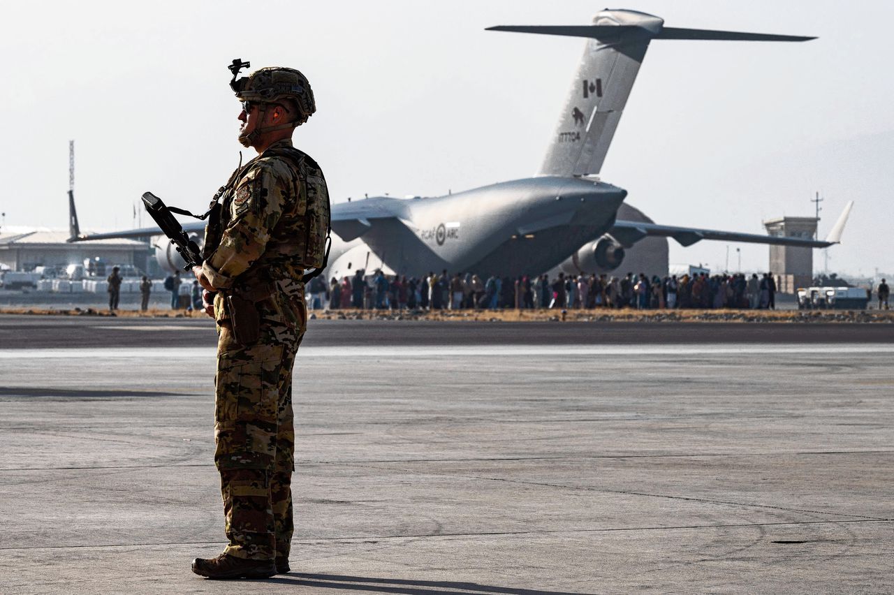 De Amerikaanse luchtmacht bewaakt een evacuatievlucht op het vliegveld van Kabul.