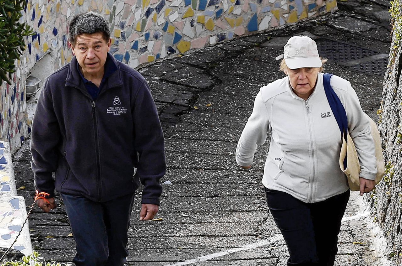 Angela Merkel en haar man maken een wandeling in Sant'Angelo op Ischia, Italië.