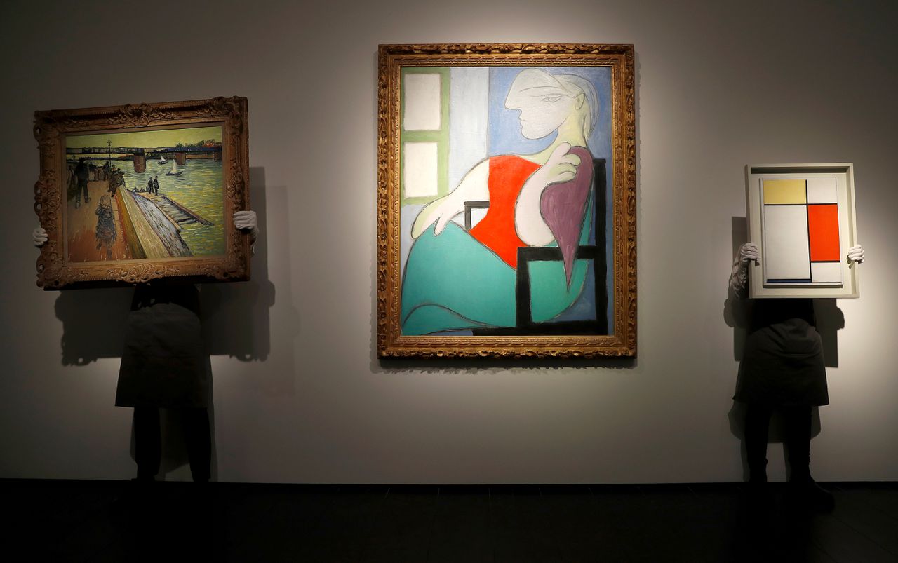 De geveilde schilderijen van Van Gogh (links), Picasso (midden) en Mondriaan.