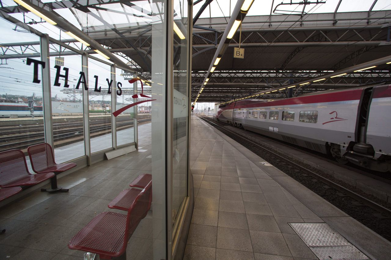 Een lege Thalys-trein op station Brussel- Zuid. Vandaag staken de Belgische Spoorwegen. De eerste drie treinen van Thalys uit Amsterdam rijden niet, maar NS gaat er eigenlijk van uit dat de trein de hele dag stil blijft staan.