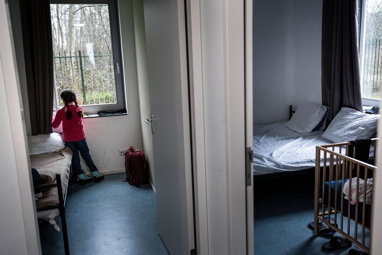 Vanwege de asielopvangcrisis in Ter Apel stelde het kabinet een beperking op het nareizen door familieleden van mensen met een asielvergunning.