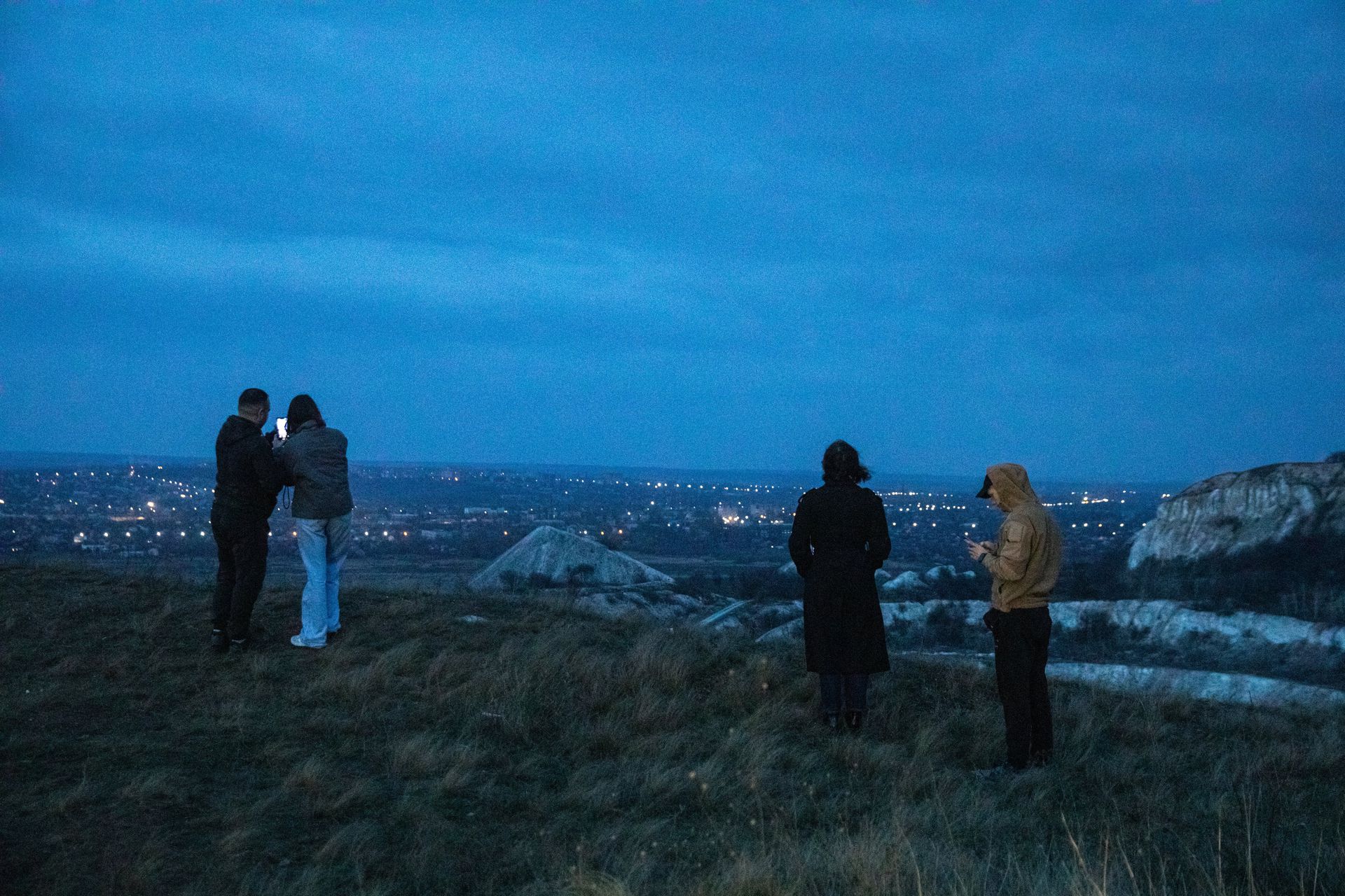 La gente mira la ciudad de Slaviansk.