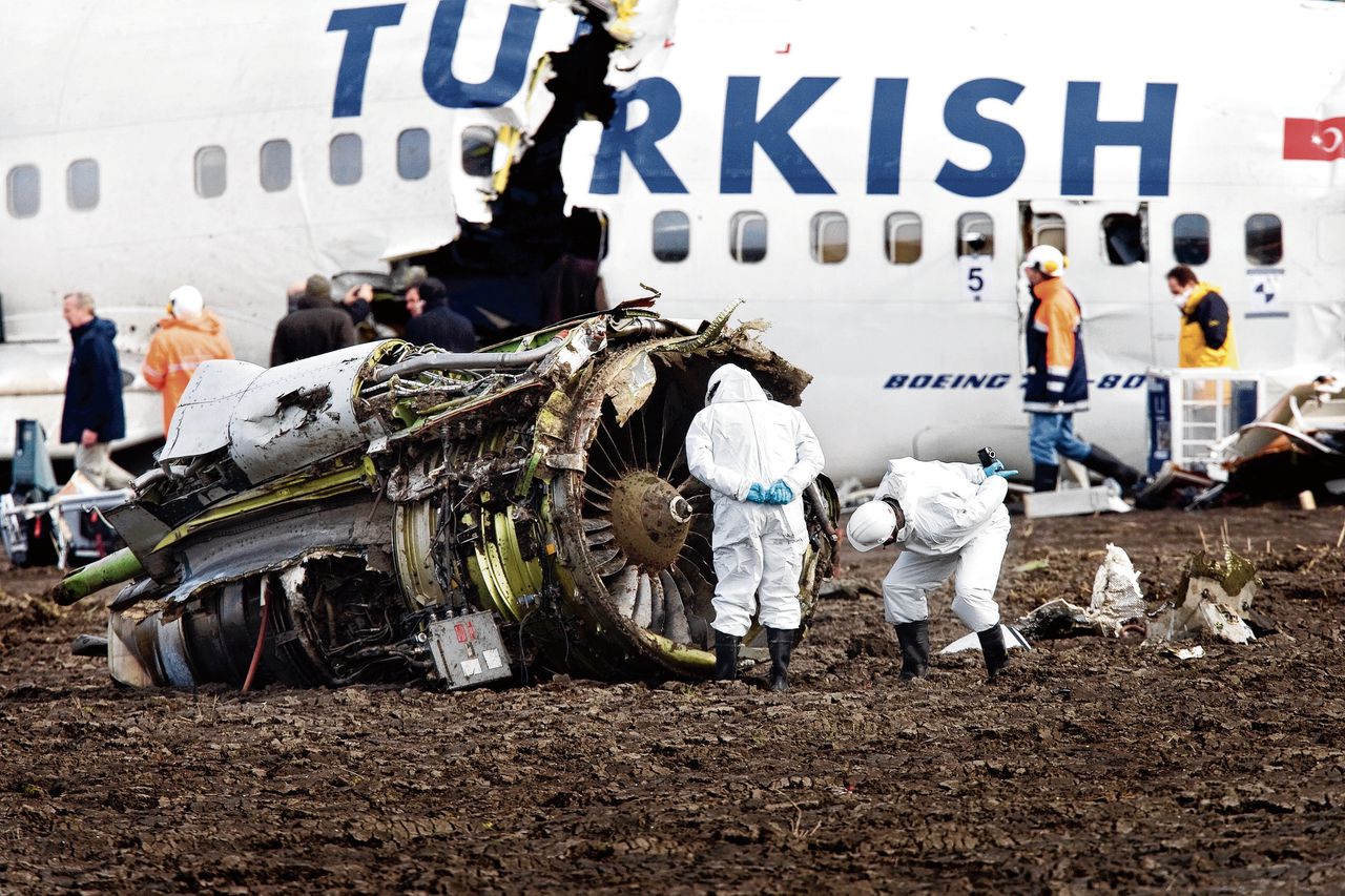 Onderzoekers in witte pakken rond het vliegtuig van Turkish Airlines dat in 2009 verongelukte tijdens de landing op de Polderbaan op Schiphol. De crash vormt elf jaar later aanleiding voor een controverse.