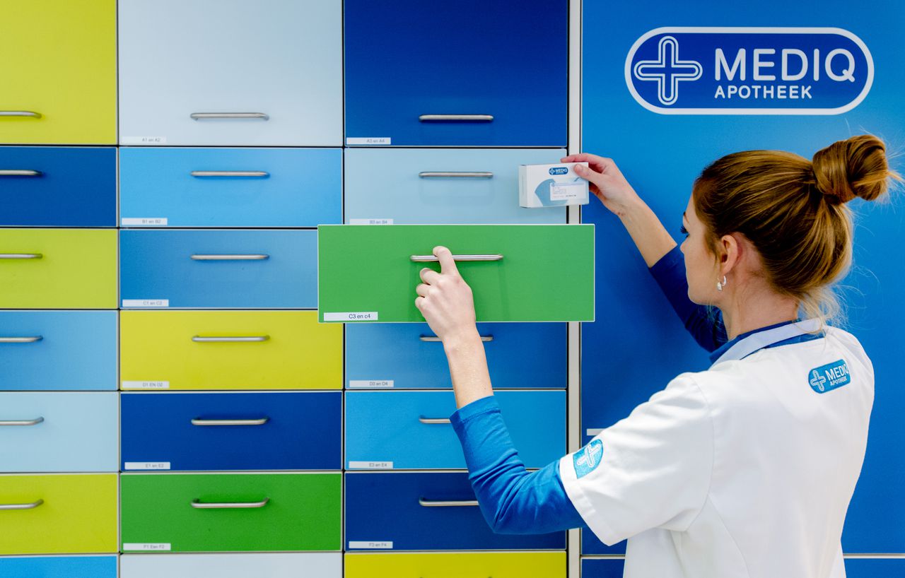 Een medewerker in een Mediq Apotheek. In Nederland zijn ruim tweehonderd apotheken bij de organisatie aangesloten.