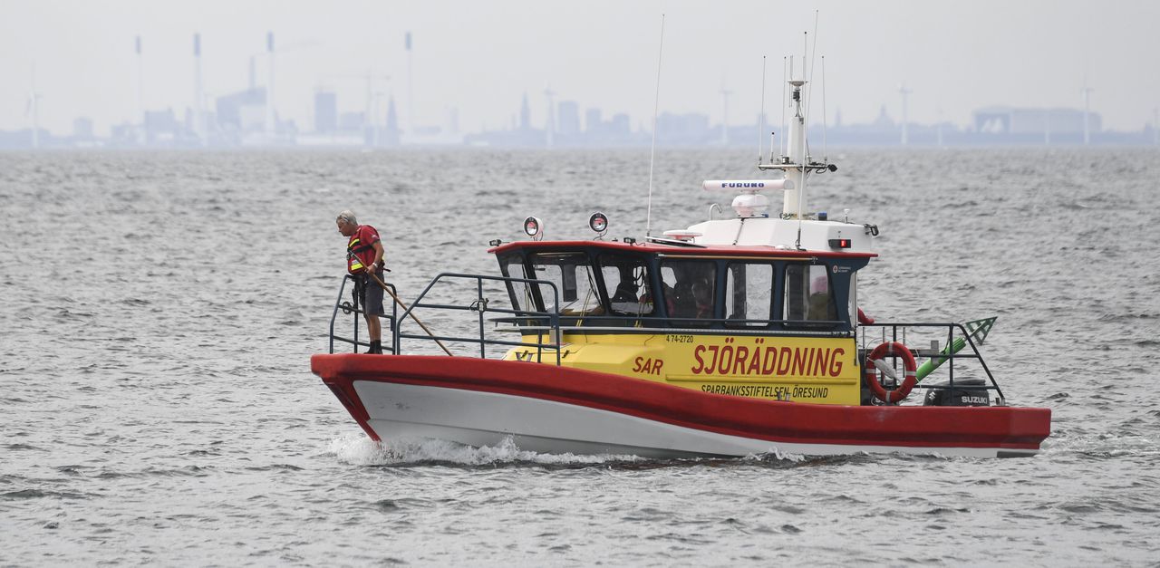 De Zweedse kustwacht op zoek naar de vermiste journaliste.