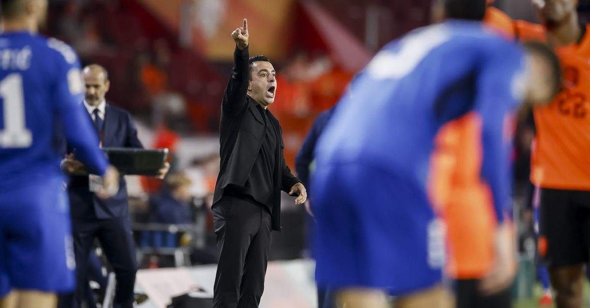 Bondscoach Xavi Hernández, zondagavond in Eindhoven tegen Servië