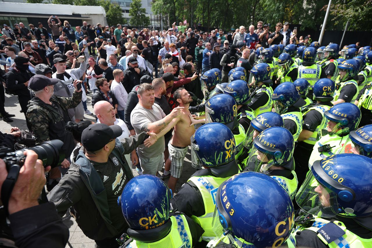 Meerdere agenten gewond bij nieuwe demonstraties in VK 