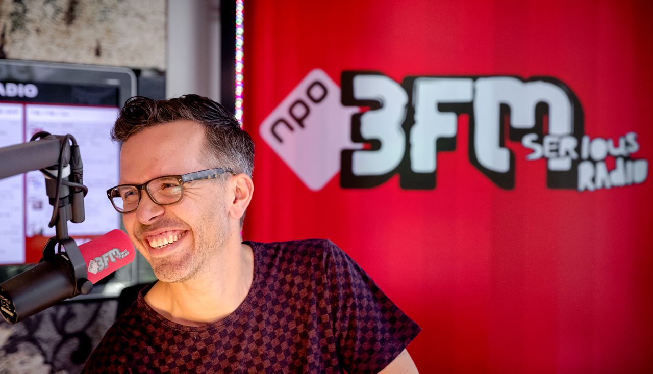 Michiel Veenstra presenteert zijn show in de 3FM-studio op het Mediapark in Hilversum.