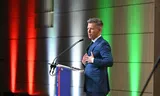 Peter Magyar houdt een dag nadat hij de verkiezingen heeft gewonnen een toespraak in Boedapest voor de verzamelde nationale en internationale pers, op 13 april.
