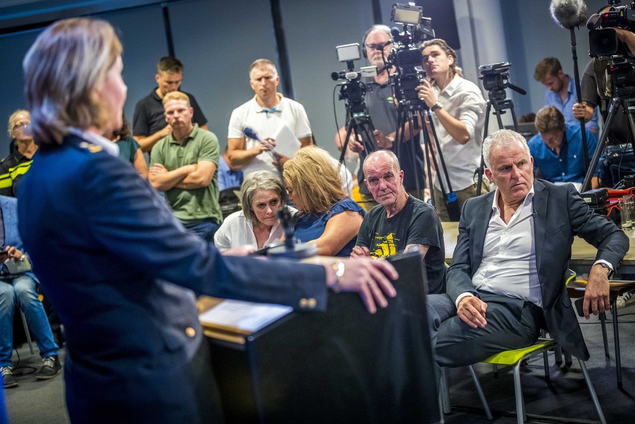 Van links naar rechts: de moeder, zus en vader van Nicky Verstappen zitten naast Peter R. de Vries tijdens de persconferentie van de politie en OM over de doorbraak in het onderzoek naar de dood van de elfjarige jongen.