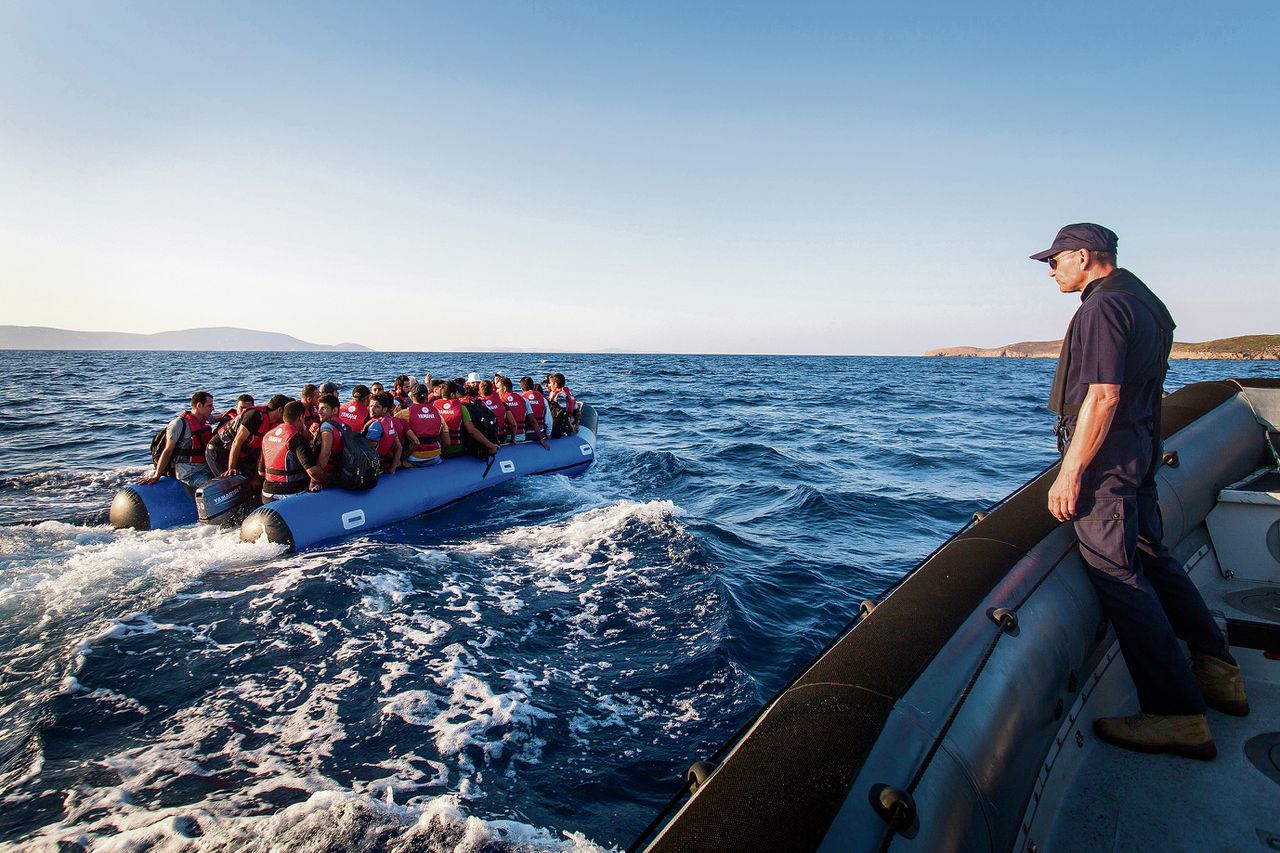 De Nederlandse patrouilleboot wordt ingezet bij het begeleiden van vluchtelingen voor de kust van Chios. Foto Eva Klijn / Ministerie van Defensie
