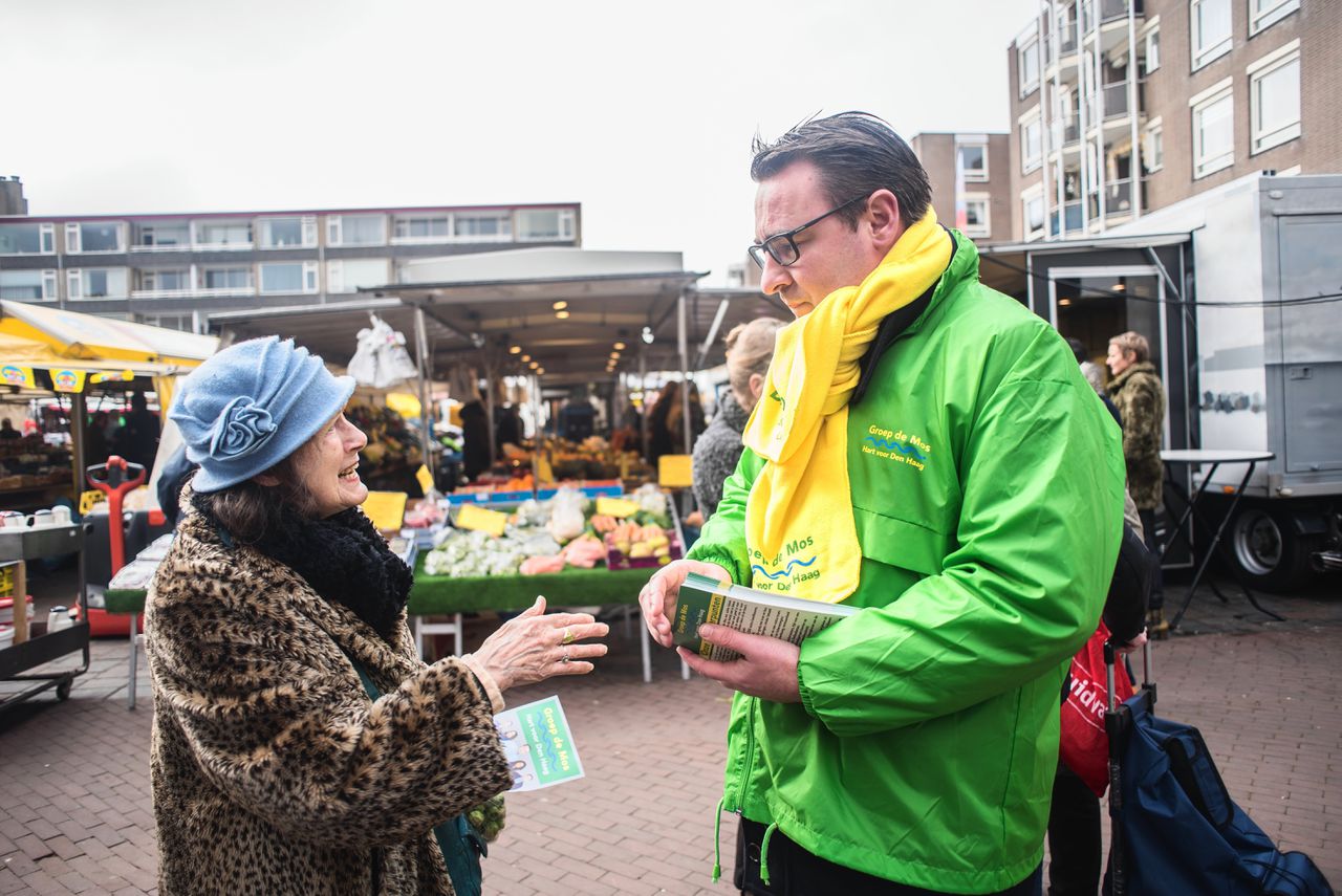 Groep de Mos op campagne in Den Haag. Volgens de jongste peilingen kan de partij de tweede van de stad worden.