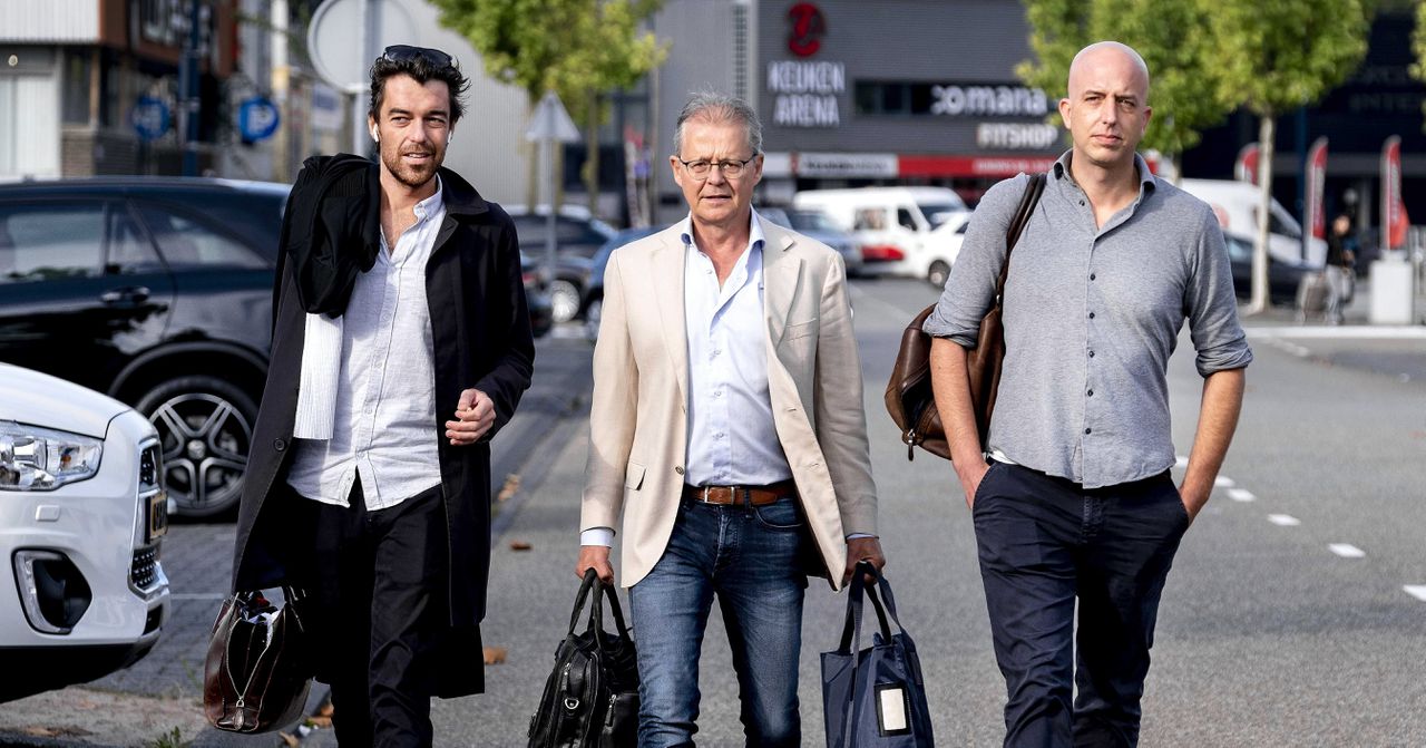 Advocaten Juriaan de Vries (L), Nico Meijering (M) en Christian Flokstra (R) komen aan bij de extra beveiligde rechtbank in Amsterdam-Osdorp, voorafgaand aan de hervatting van het liquidatieproces Marengo.