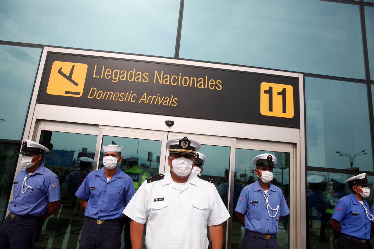 Matrozen van de Peruaanse marine waken buiten Jorge Chavez International Airport nadat de Peruaanse regering de landsgrenzen sloot.