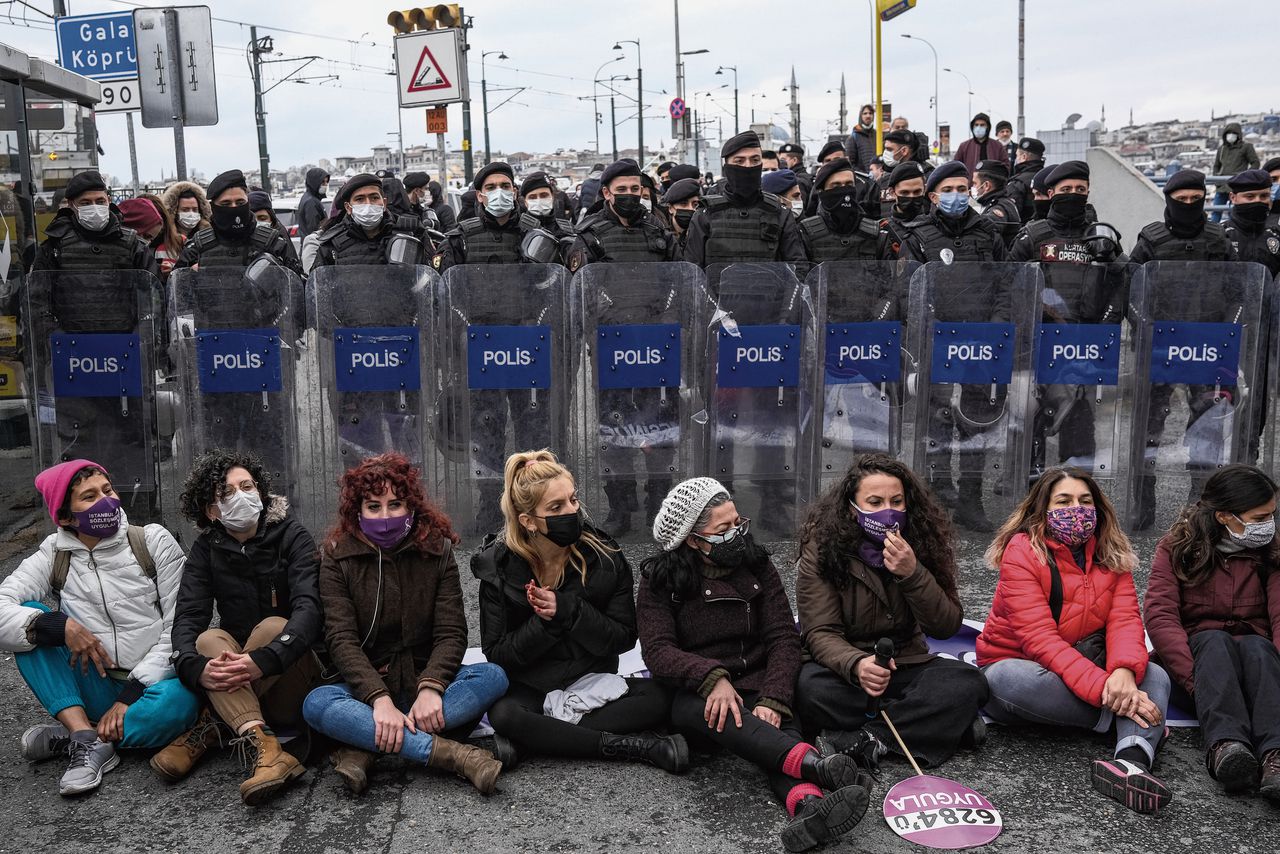 Tegenstanders van het Turkse besluit om het land terug te trekken uit de Istanbul Conventie ter bestrijding van geweld tegen vrouwen protesteren in maart in Istanbul.