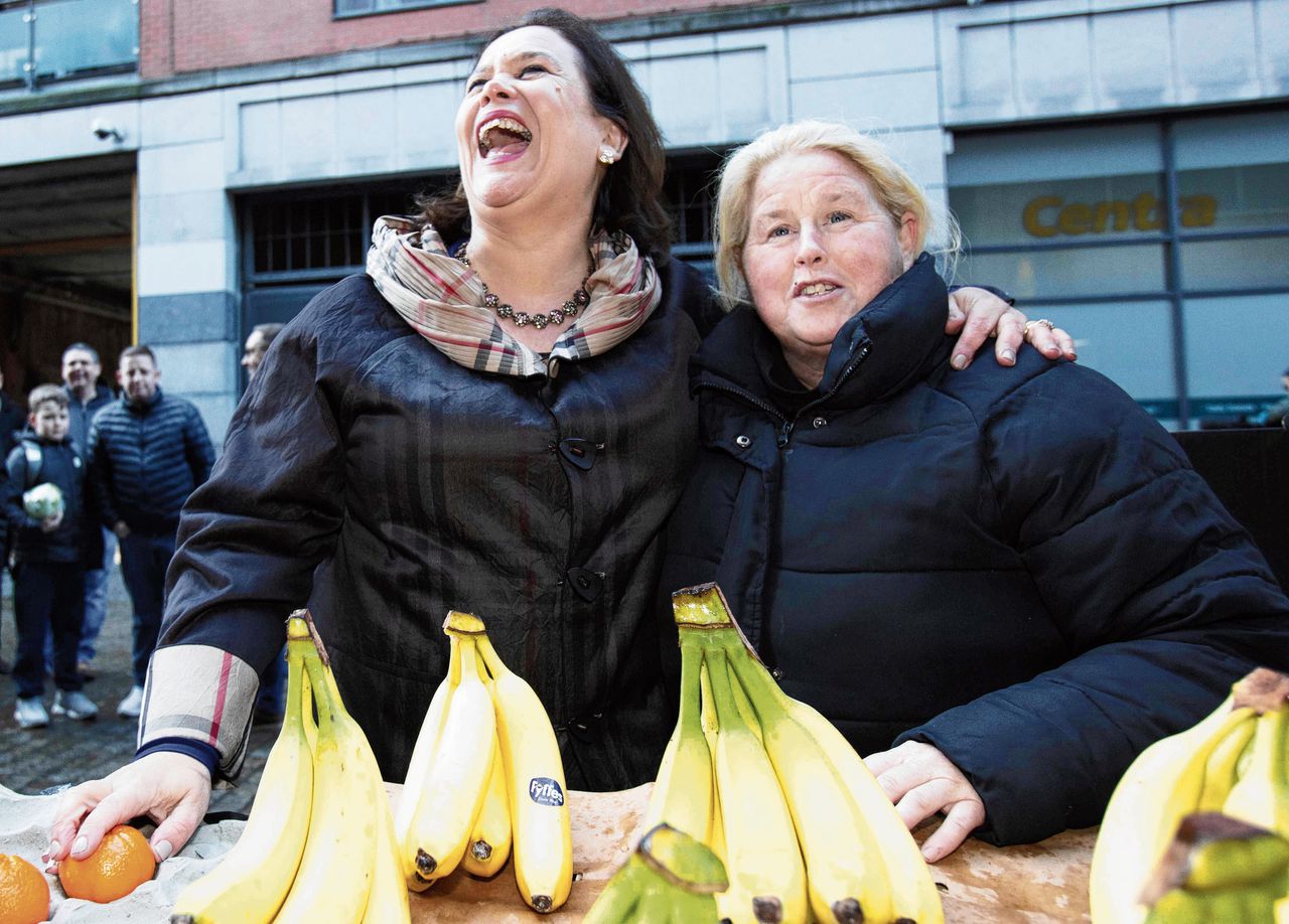 Sinn Féin-leider Mary Lou McDonald (links) met een fruithandelaar in Dublin.