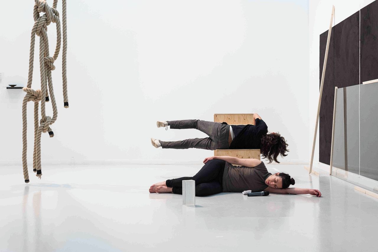 De performance A Reading that Loves, A Physical Act van kunstenaar Yael Davids op de Documenta in 2017.