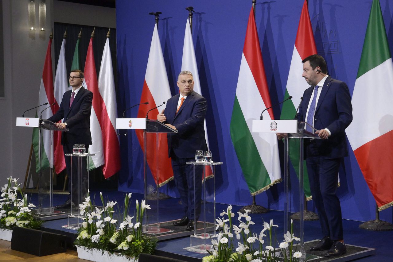 De Poolse premier Mateusz Morawiecki (links), de Hongaarse premier Viktor Orbán (midden) en Lega-leider Matteo Salvini, na afloop van hun ontmoeting in Boedapest.