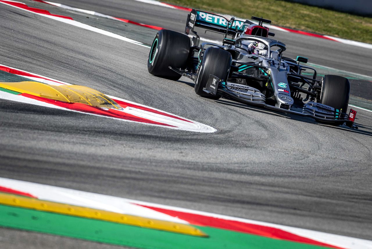 Lewis Hamilton donderdag in zijn Mercedes W11 tijdens de Formule 1-tests in Barcelona.