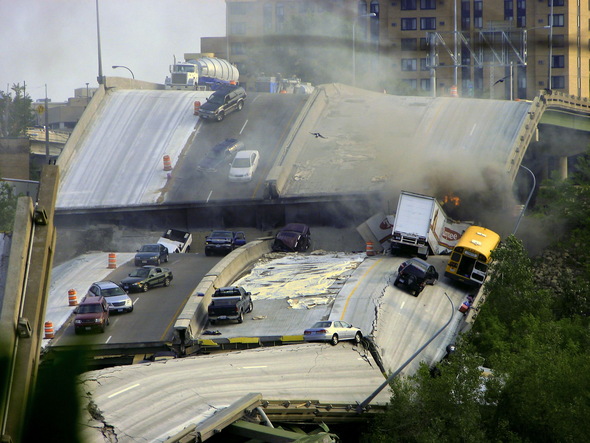 Авария с мостом в сша. Упал мост в Миннеаполисе 2007. Мост i-35w через Миссисипи. Мост через Миссисипи обрушение 2007. Мост в Миннеаполисе.