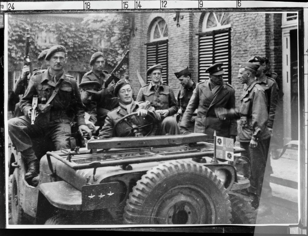 Prins Bernhard in een jeep omringd door officieren, waarschijnlijk in Nijmegen.