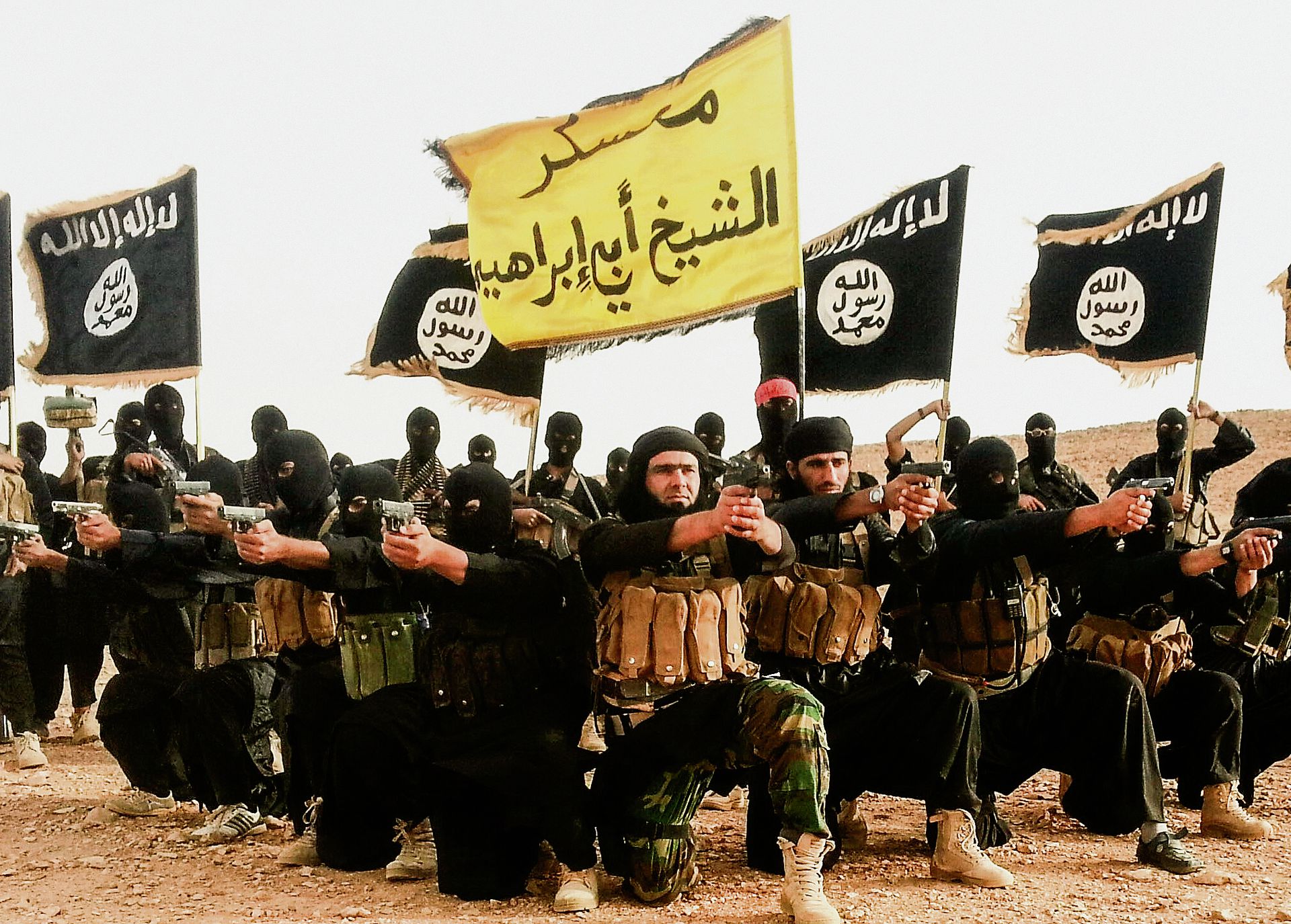 Группировка игил что это. Исламские террористические организации. Боевики Исламского государства. Флаг ИГИЛ.