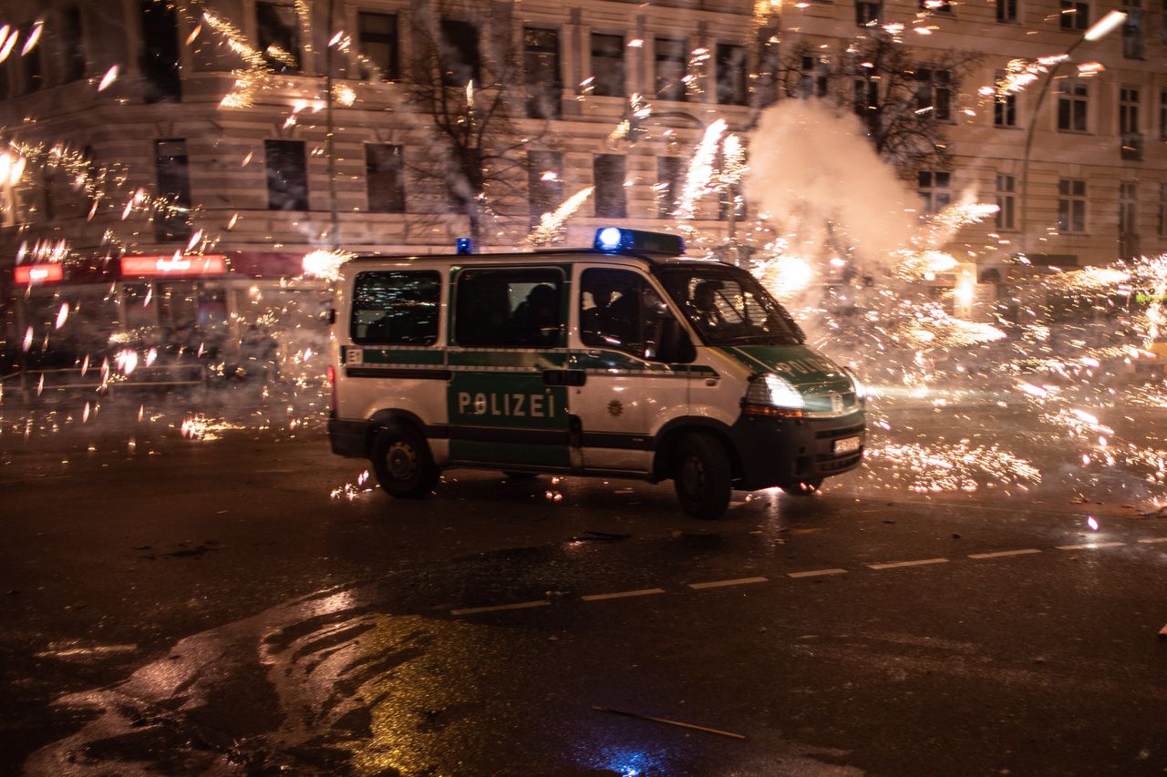 In de Berlijnse wijk Neuköln werd met Oud en Nieuw vuurwerk gericht afgeschoten op politieauto’s en gebouwen.
